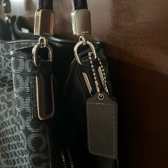 Coach monogram and leather shoulder bag. - Picture 11 of 12